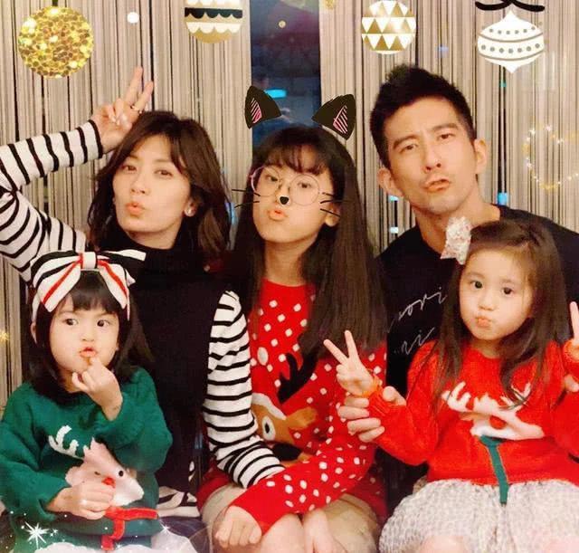 賈靜雯大女兒曬姐妹日常「波妞大彈吉他」有歌手風範 咘咘「亂入影片手舞足蹈」自帶表演細胞