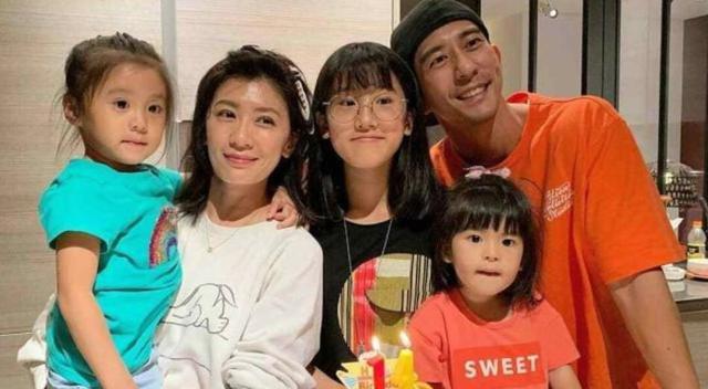 賈靜雯大女兒曬姐妹日常「波妞大彈吉他」有歌手風範 咘咘「亂入影片手舞足蹈」自帶表演細胞