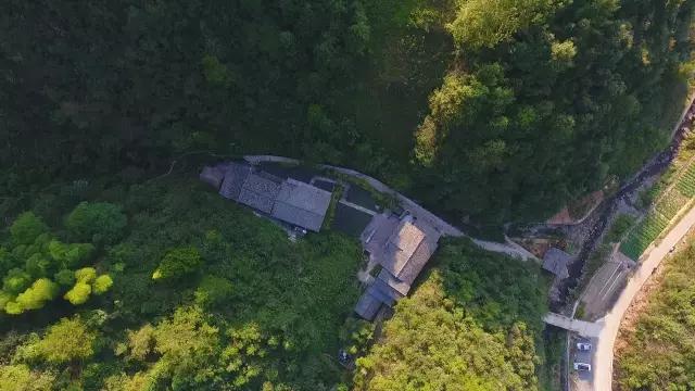 夫妻翻修深山老宅「打造絕美渡假村」房內無電視 青山環繞「聽雨喝茶寫書法」旅客流連忘返