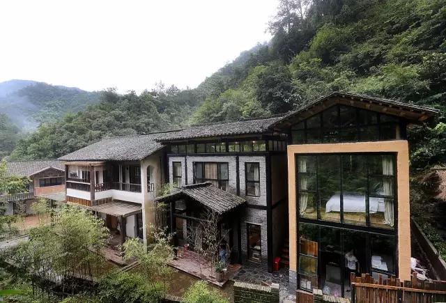 夫妻翻修深山老宅「打造絕美渡假村」房內無電視 青山環繞「聽雨喝茶寫書法」旅客流連忘返