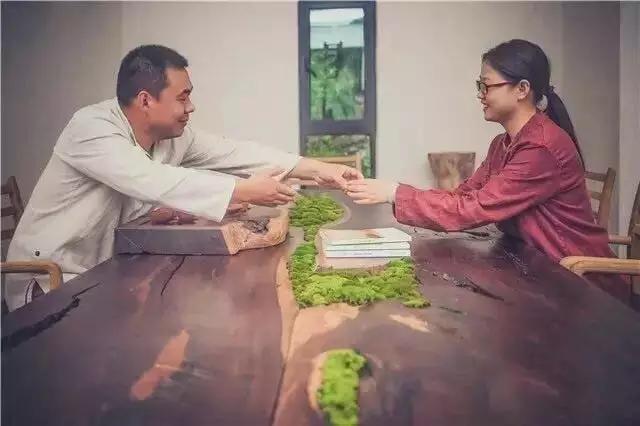 夫妻翻修深山老宅「打造絕美渡假村」房內無電視 青山環繞「聽雨喝茶寫書法」旅客流連忘返