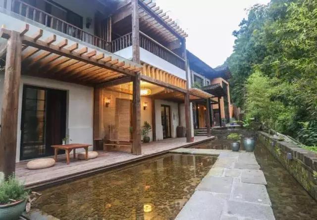 夫妻翻修深山老宅「打造絕美渡假村」房內無電視 青山環繞「聽雨喝茶寫書法」旅客流連忘返