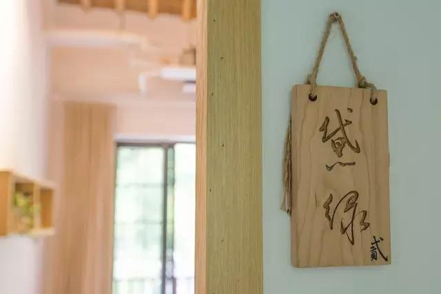 夫妻翻修深山老宅「打造絕美渡假村」房內無電視 青山環繞「聽雨喝茶寫書法」旅客流連忘返