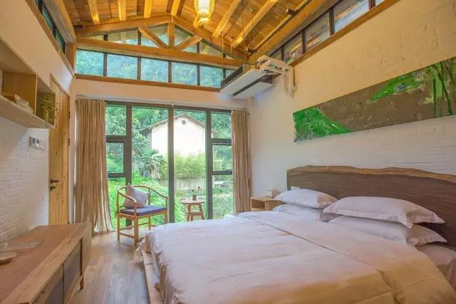 夫妻翻修深山老宅「打造絕美渡假村」房內無電視 青山環繞「聽雨喝茶寫書法」旅客流連忘返