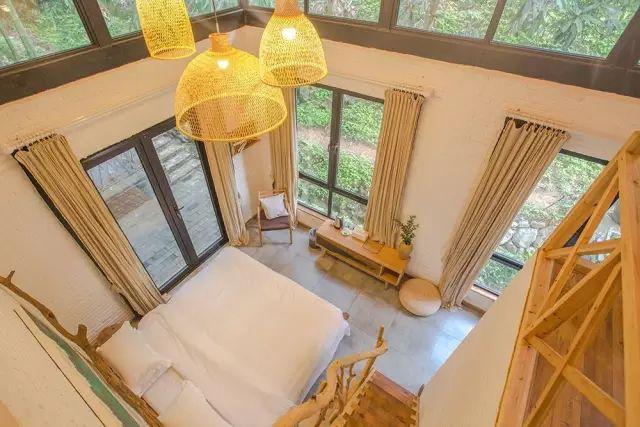 夫妻翻修深山老宅「打造絕美渡假村」房內無電視 青山環繞「聽雨喝茶寫書法」旅客流連忘返