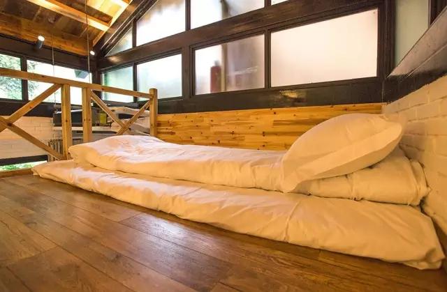 夫妻翻修深山老宅「打造絕美渡假村」房內無電視 青山環繞「聽雨喝茶寫書法」旅客流連忘返