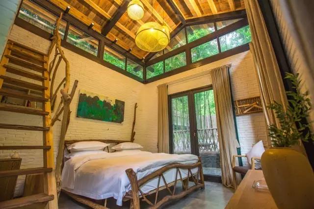 夫妻翻修深山老宅「打造絕美渡假村」房內無電視 青山環繞「聽雨喝茶寫書法」旅客流連忘返