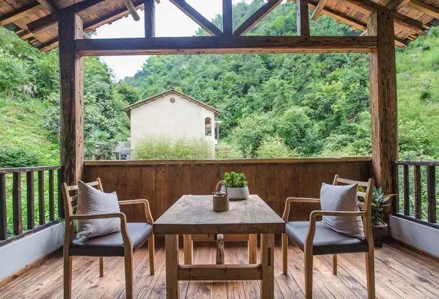 夫妻翻修深山老宅「打造絕美渡假村」房內無電視 青山環繞「聽雨喝茶寫書法」旅客流連忘返