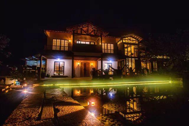 夫妻翻修深山老宅「打造絕美渡假村」房內無電視 青山環繞「聽雨喝茶寫書法」旅客流連忘返