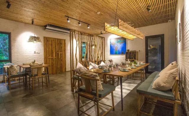 夫妻翻修深山老宅「打造絕美渡假村」房內無電視 青山環繞「聽雨喝茶寫書法」旅客流連忘返