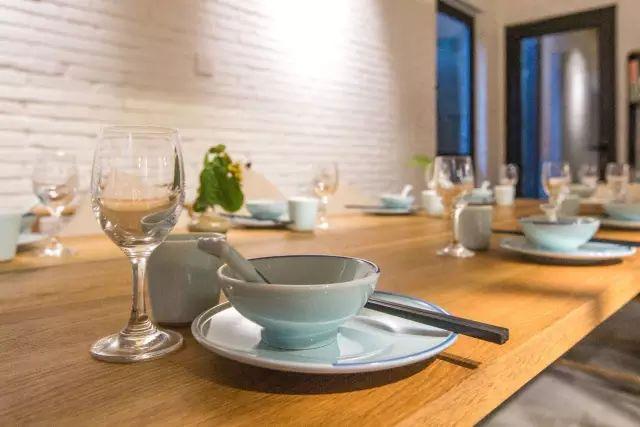 夫妻翻修深山老宅「打造絕美渡假村」房內無電視 青山環繞「聽雨喝茶寫書法」旅客流連忘返