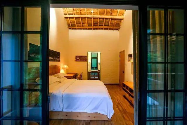 夫妻翻修深山老宅「打造絕美渡假村」房內無電視 青山環繞「聽雨喝茶寫書法」旅客流連忘返