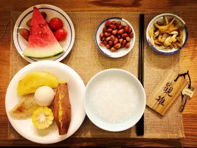 夫妻翻修深山老宅「打造絕美渡假村」房內無電視 青山環繞「聽雨喝茶寫書法」旅客流連忘返