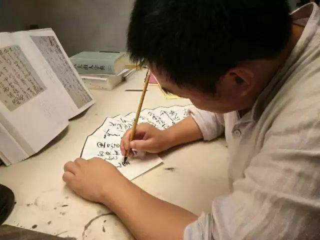 夫妻翻修深山老宅「打造絕美渡假村」房內無電視 青山環繞「聽雨喝茶寫書法」旅客流連忘返