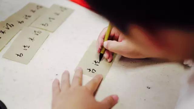 夫妻翻修深山老宅「打造絕美渡假村」房內無電視 青山環繞「聽雨喝茶寫書法」旅客流連忘返