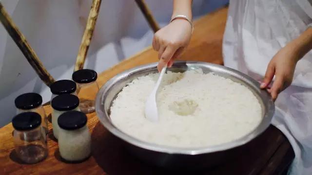 夫妻翻修深山老宅「打造絕美渡假村」房內無電視 青山環繞「聽雨喝茶寫書法」旅客流連忘返