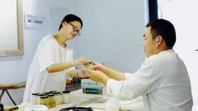 夫妻翻修深山老宅「打造絕美渡假村」房內無電視 青山環繞「聽雨喝茶寫書法」旅客流連忘返