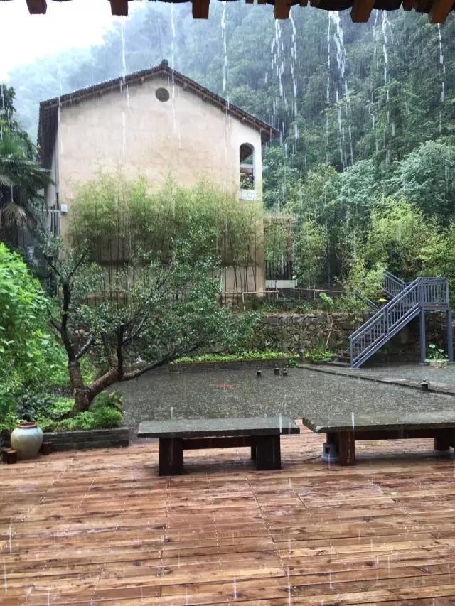 夫妻翻修深山老宅「打造絕美渡假村」房內無電視 青山環繞「聽雨喝茶寫書法」旅客流連忘返