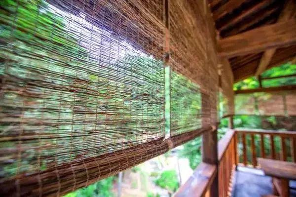 夫妻翻修深山老宅「打造絕美渡假村」房內無電視 青山環繞「聽雨喝茶寫書法」旅客流連忘返