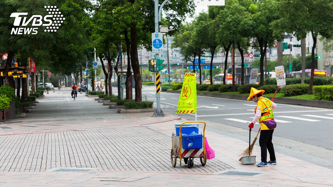 女兒剛開學被笑窮！清潔員單親媽淚崩：「我真的很努力了」　苦嘆「沒辦法申請補助」只能兼差2份工作　