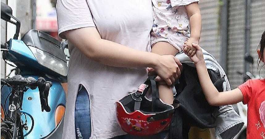 女兒剛開學被笑窮！清潔員單親媽淚崩：「我真的很努力了」　苦嘆「沒辦法申請補助」只能兼差2份工作　