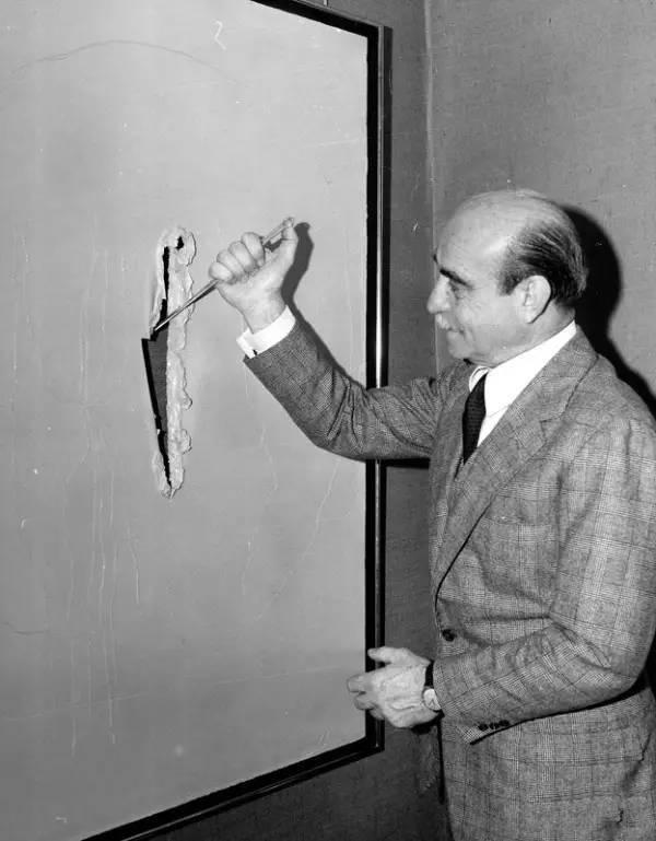 一刀封神!他在油布上「任意劃了一下」就賣出9億 網友「看不懂」專家放大10倍:你往縫隙裡看