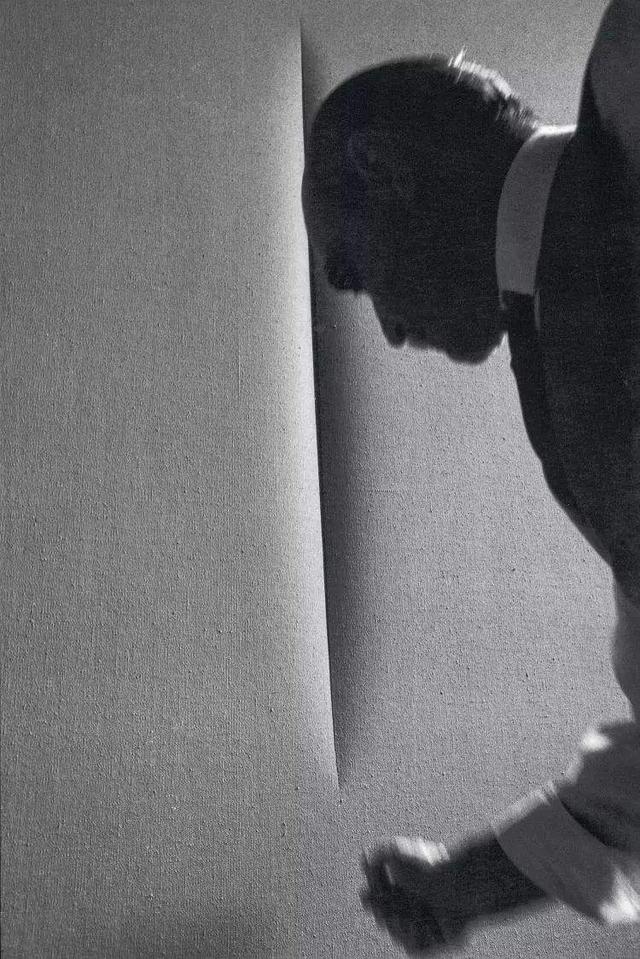 一刀封神!他在油布上「任意劃了一下」就賣出9億 網友「看不懂」專家放大10倍:你往縫隙裡看