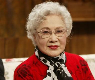 98歲秦怡懸崖上被逼婚「丈夫每天喝完動手」二婚重蹈覆轍 全家病倒「40年送走11親人」只剩親姊相伴