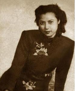 98歲秦怡懸崖上被逼婚「丈夫每天喝完動手」二婚重蹈覆轍 全家病倒「40年送走11親人」只剩親姊相伴