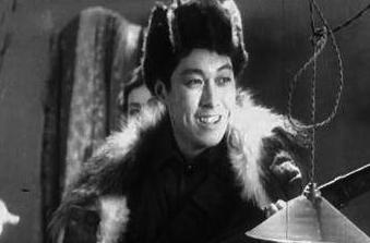 98歲秦怡懸崖上被逼婚「丈夫每天喝完動手」二婚重蹈覆轍 全家病倒「40年送走11親人」只剩親姊相伴