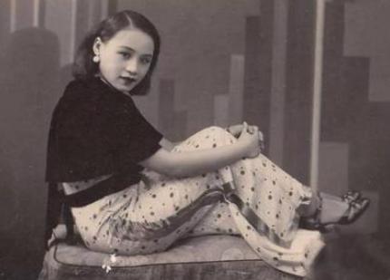 98歲秦怡懸崖上被逼婚「丈夫每天喝完動手」二婚重蹈覆轍 全家病倒「40年送走11親人」只剩親姊相伴