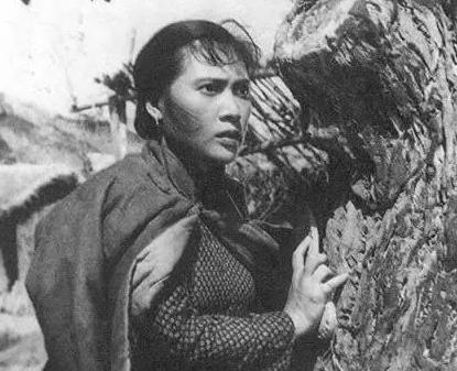 98歲秦怡懸崖上被逼婚「丈夫每天喝完動手」二婚重蹈覆轍 全家病倒「40年送走11親人」只剩親姊相伴