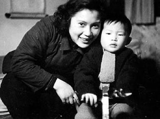 98歲秦怡懸崖上被逼婚「丈夫每天喝完動手」二婚重蹈覆轍 全家病倒「40年送走11親人」只剩親姊相伴