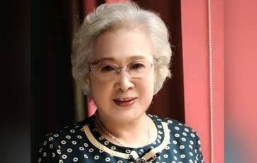 98歲秦怡懸崖上被逼婚「丈夫每天喝完動手」二婚重蹈覆轍 全家病倒「40年送走11親人」只剩親姊相伴