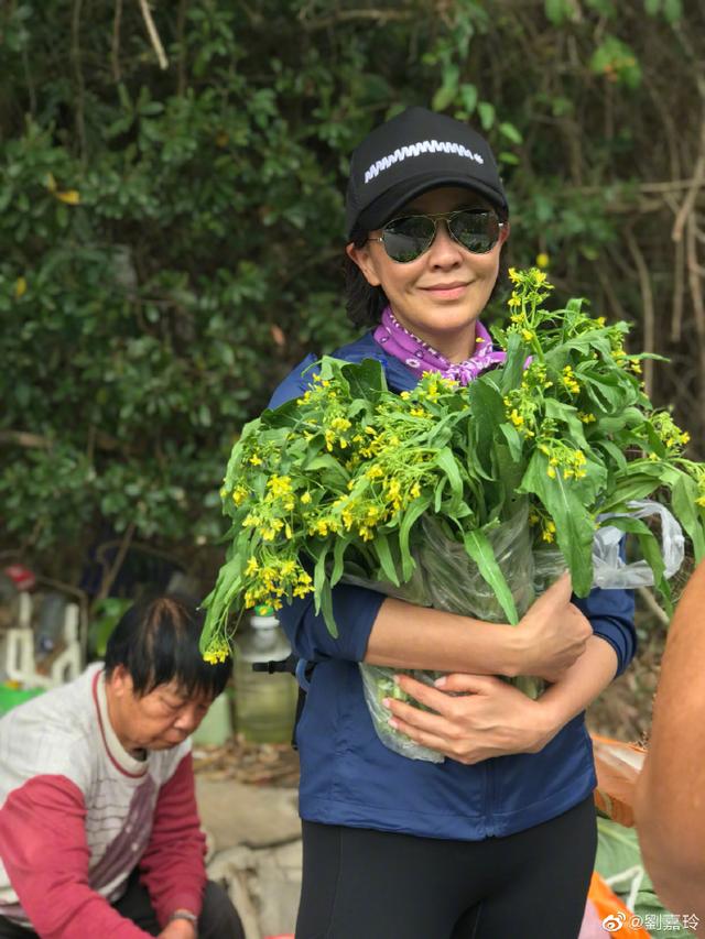 55歲劉嘉玲「全副武裝登山健行」素顏充滿自然美 席地而坐「與賣菜嬤微笑合影」私下超親民