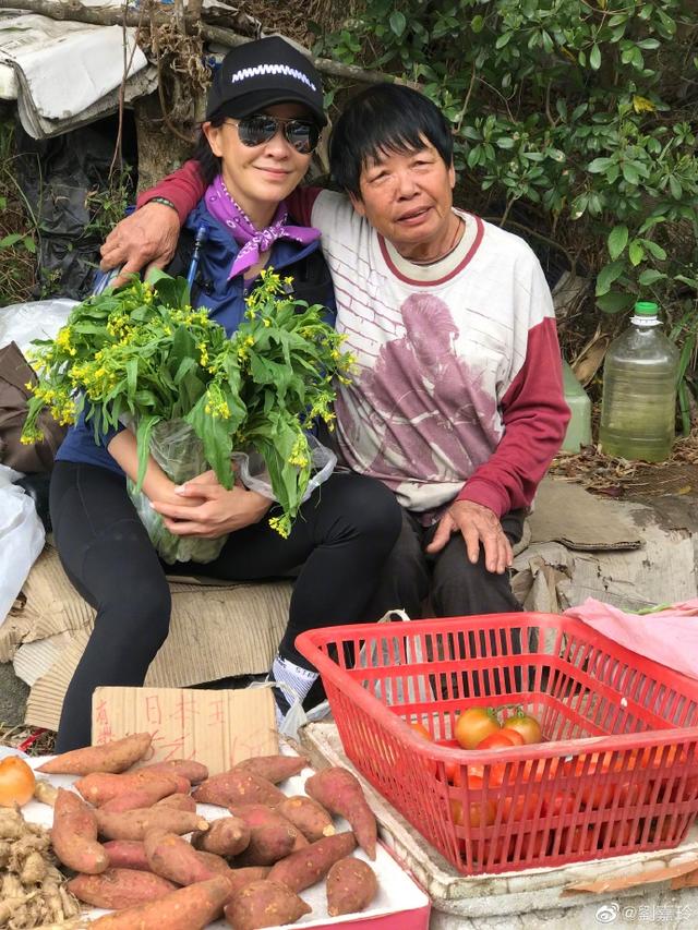 55歲劉嘉玲「全副武裝登山健行」素顏充滿自然美 席地而坐「與賣菜嬤微笑合影」私下超親民