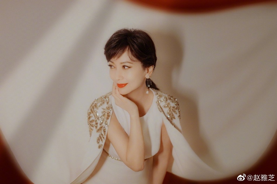 趙雅芝身穿「白色長裙刺繡披肩」端莊優雅 「閉眼沐浴陽光下」舉手投足飄仙氣