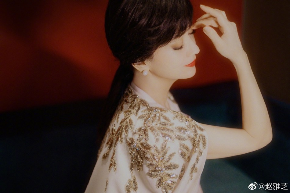 趙雅芝身穿「白色長裙刺繡披肩」端莊優雅 「閉眼沐浴陽光下」舉手投足飄仙氣