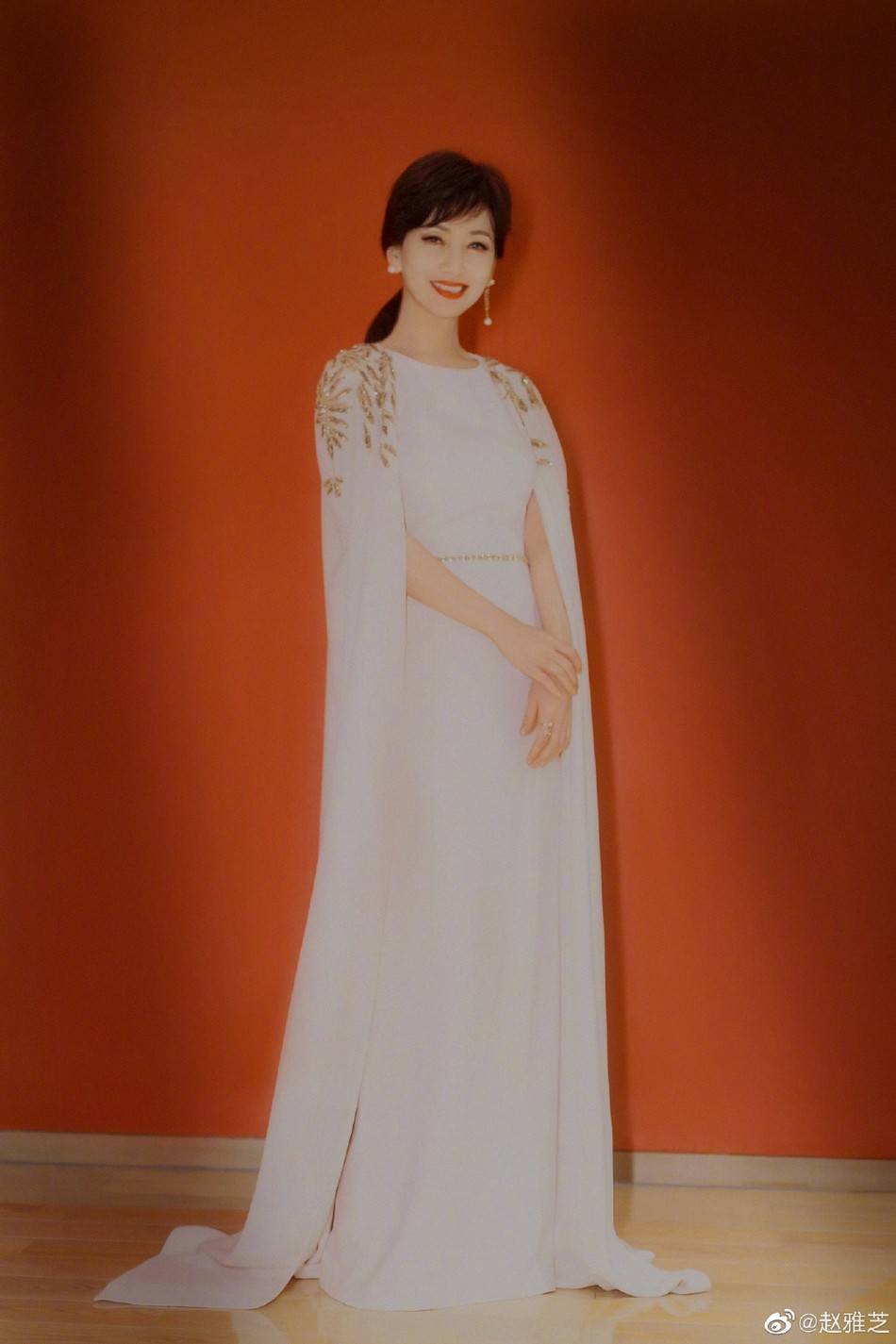 趙雅芝身穿「白色長裙刺繡披肩」端莊優雅 「閉眼沐浴陽光下」舉手投足飄仙氣