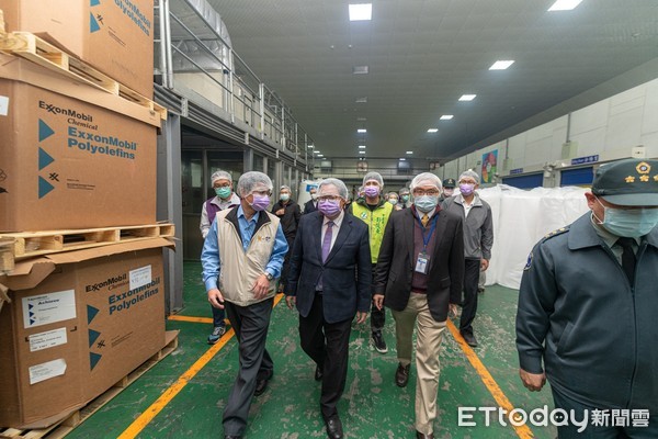 日產500萬片原料！口罩大廠「拒外商包線」高額訂單　春節開工「24hr不停機」全力支援防疫：台灣人要團結