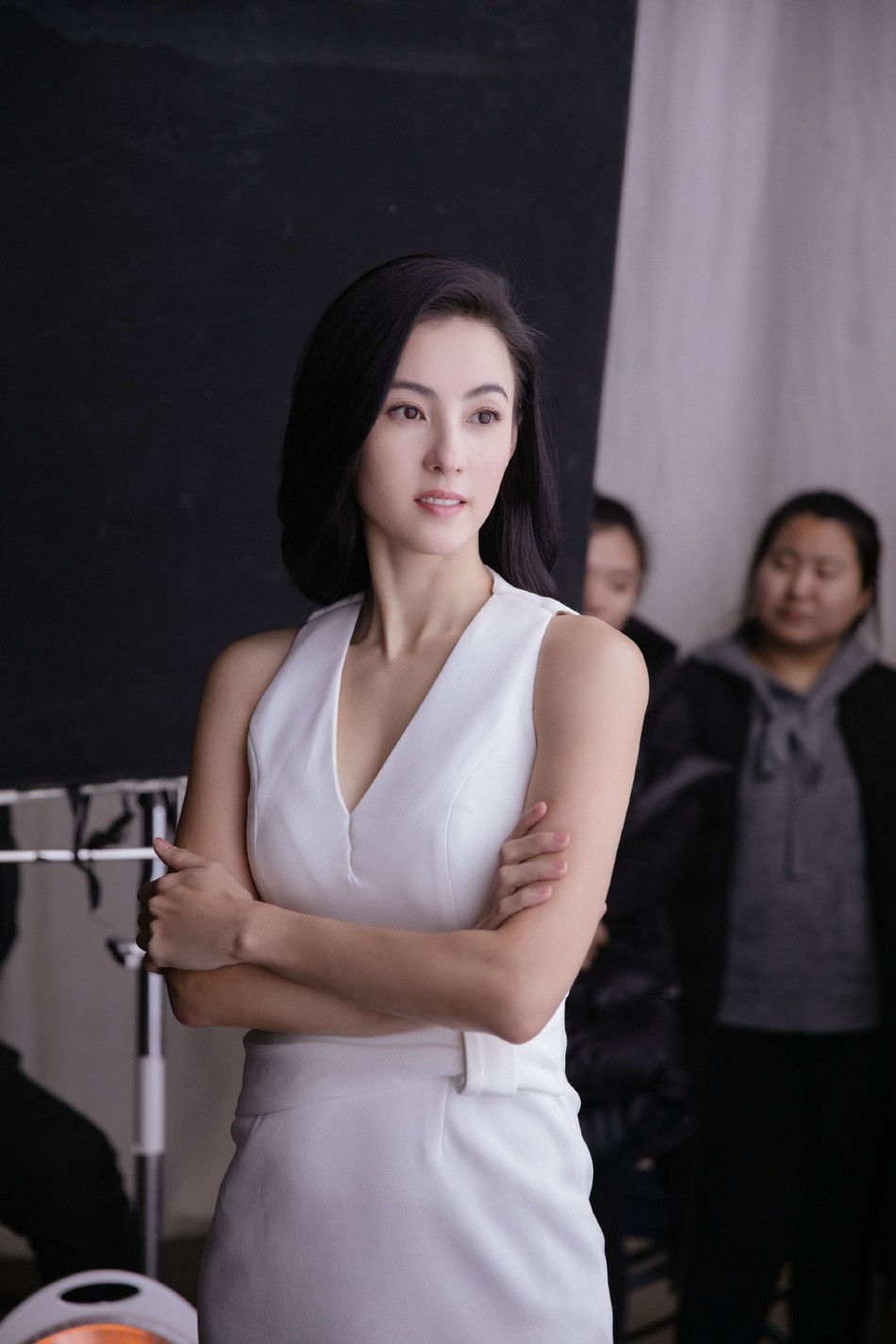 張柏芝廣告花絮曝光!顏值凍齡「連身白裙」好身材遮不住 回眸笑「電力十足」看不出3寶媽美翻