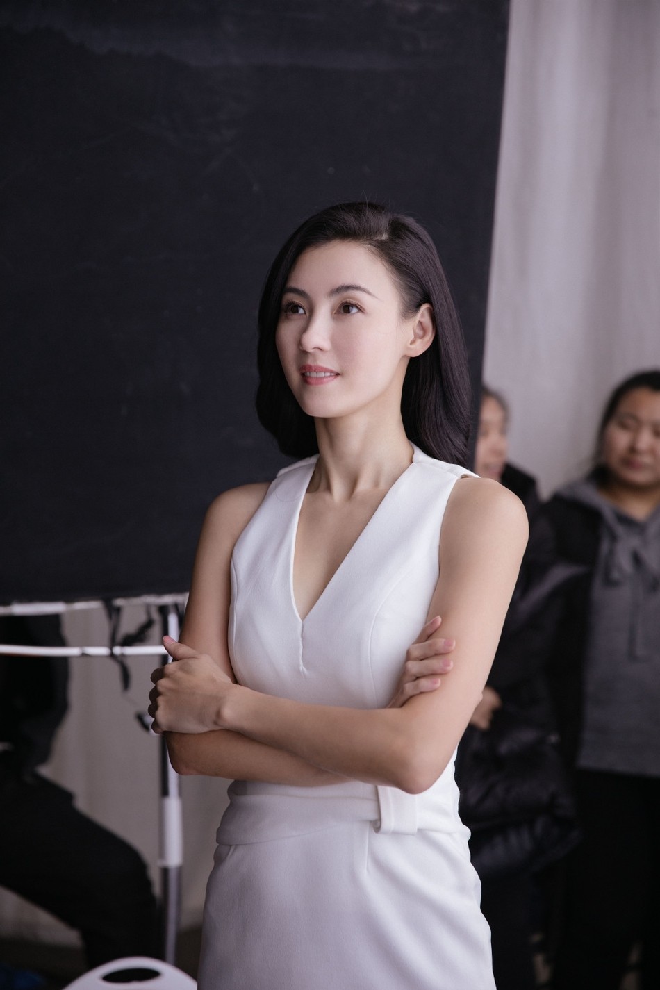 張柏芝廣告花絮曝光!顏值凍齡「連身白裙」好身材遮不住 回眸笑「電力十足」看不出3寶媽美翻