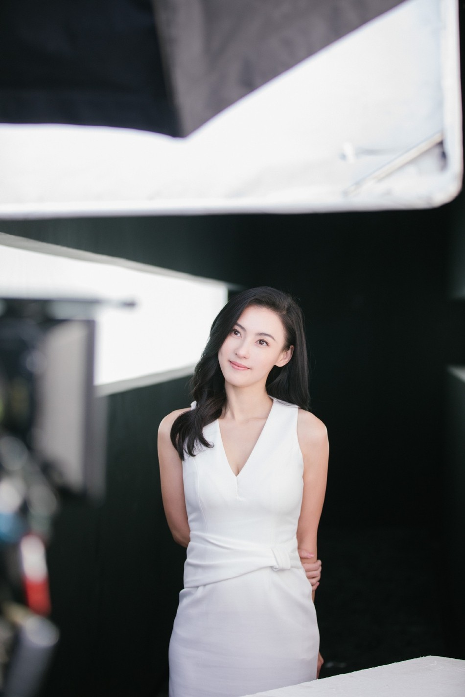 張柏芝廣告花絮曝光!顏值凍齡「連身白裙」好身材遮不住 回眸笑「電力十足」看不出3寶媽美翻