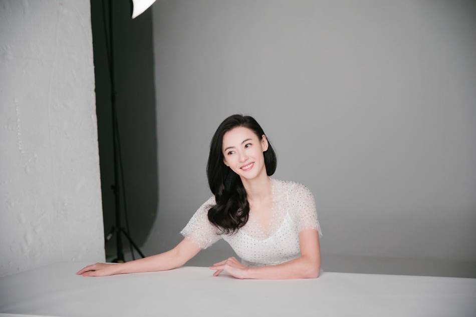 張柏芝廣告花絮曝光!顏值凍齡「連身白裙」好身材遮不住 回眸笑「電力十足」看不出3寶媽美翻