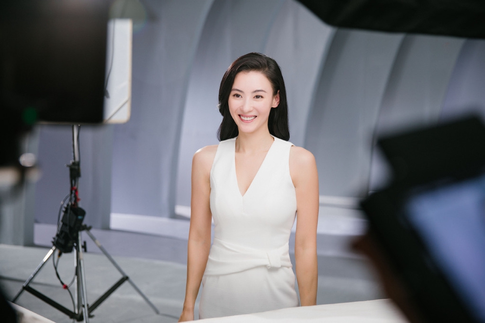 張柏芝廣告花絮曝光!顏值凍齡「連身白裙」好身材遮不住 回眸笑「電力十足」看不出3寶媽美翻