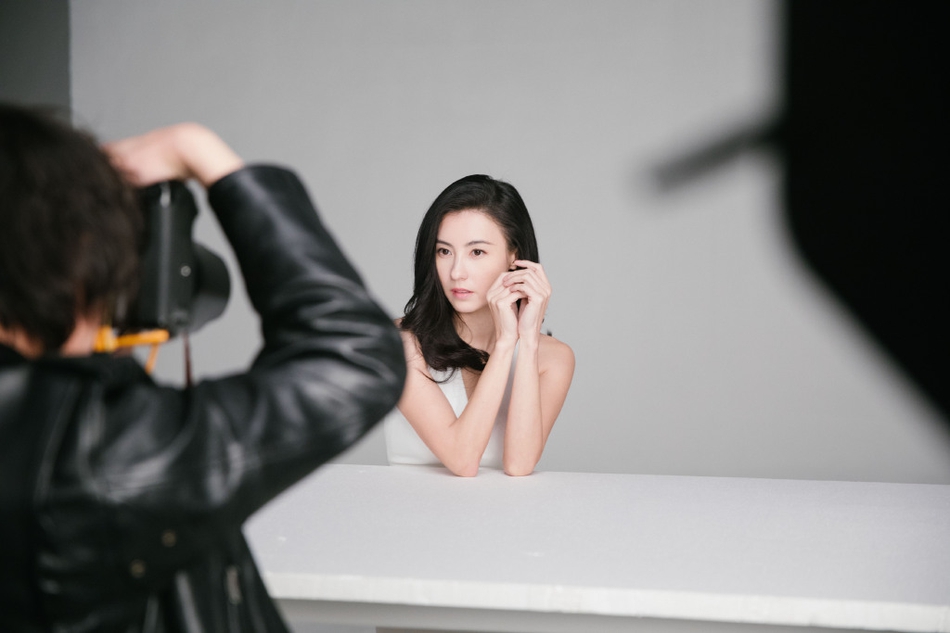 張柏芝廣告花絮曝光!顏值凍齡「連身白裙」好身材遮不住 回眸笑「電力十足」看不出3寶媽美翻