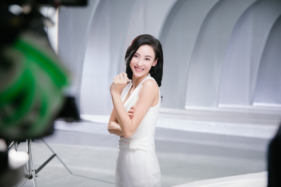 張柏芝廣告花絮曝光!顏值凍齡「連身白裙」好身材遮不住 回眸笑「電力十足」看不出3寶媽美翻