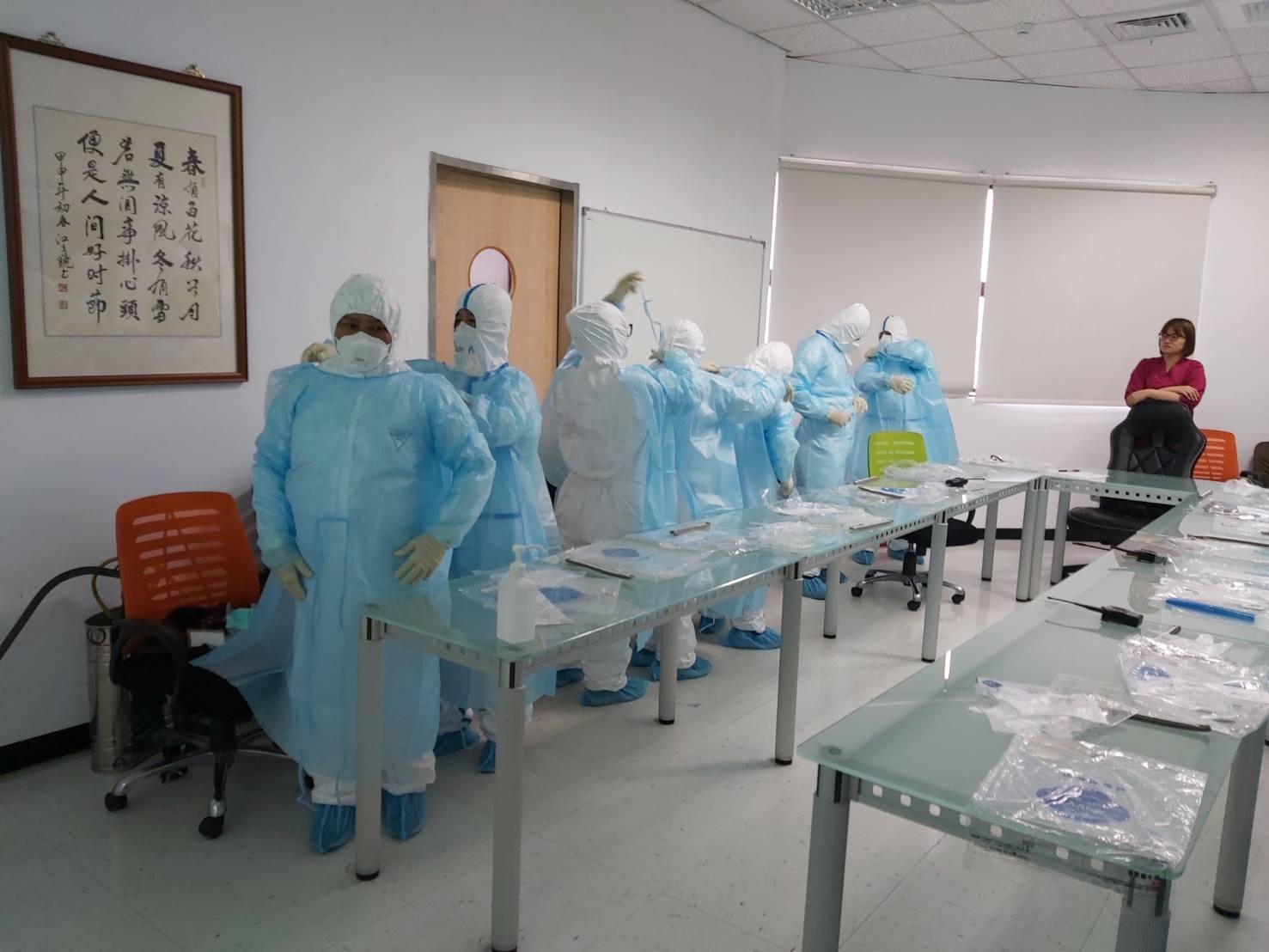 隔離衣不夠了！台灣6家紡織廠團結「1個月趕工百萬件」　曾經歷過SARS「換我們保護防疫人員」
