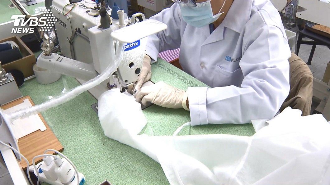 隔離衣不夠了！台灣6家紡織廠團結「1個月趕工百萬件」　曾經歷過SARS「換我們保護防疫人員」