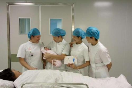 醫生給寶寶「辦理出生證明」誤將名字打錯,寶媽看後轉怒為喜,當場拍板:挺好的不改了